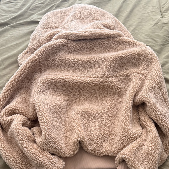 ALO Yoga women’s Beige Sherpa Hoodie Jacket - Picture 4 of 5